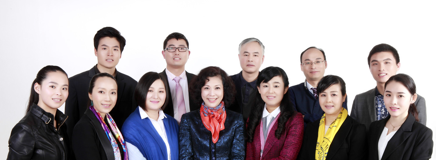 董事长戴凤瑞与高管们在认真听报告)项目合作从2006-2012年持续6年